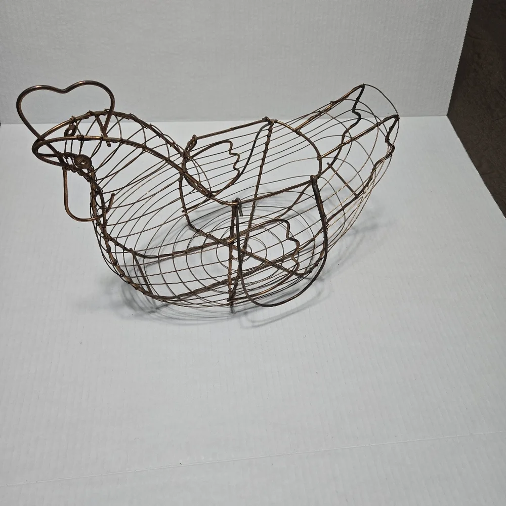 Chicken basket, copper colored wire egg basket egg collecting, like a chicken